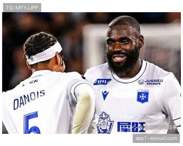 欧塞尔连续四场使用四后卫阵型 佩利西耶针对防守开展专项演练